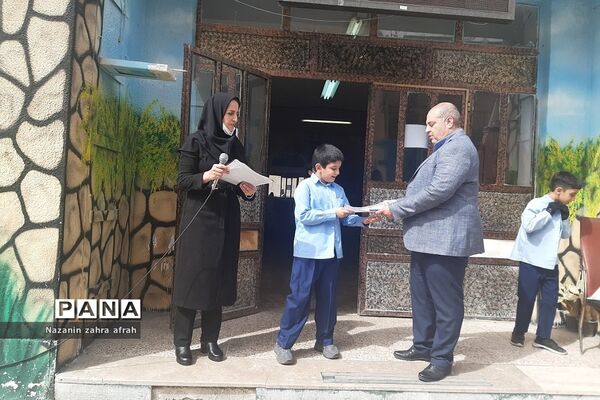 تقدیر از دانش‌آموزان برتر قرآنی در دبستان ارشاد رودهن در ماه مبارک رمضان