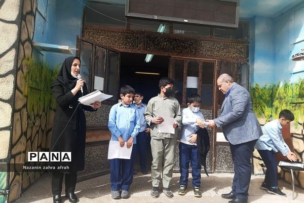 تقدیر از دانش‌آموزان برتر قرآنی در دبستان ارشاد رودهن در ماه مبارک رمضان