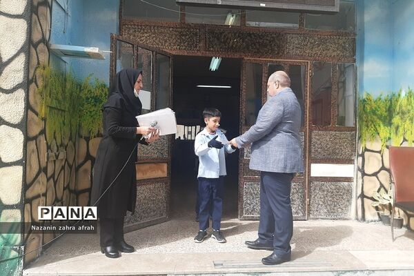 تقدیر از دانش‌آموزان برتر قرآنی در دبستان ارشاد رودهن در ماه مبارک رمضان