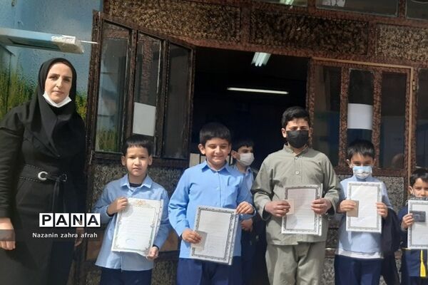 تقدیر از دانش‌آموزان برتر قرآنی در دبستان ارشاد رودهن در ماه مبارک رمضان