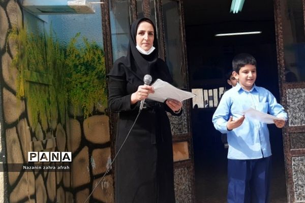 تقدیر از دانش‌آموزان برتر قرآنی در دبستان ارشاد رودهن در ماه مبارک رمضان