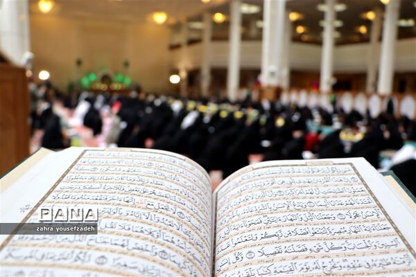 ترتیل خوانی قرآن کریم در ماه مبارک رمضان در حرم مطهر شاهچراغ (ع)