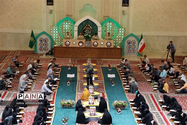 ترتیل خوانی قرآن کریم در ماه مبارک رمضان در حرم مطهر شاهچراغ (ع)