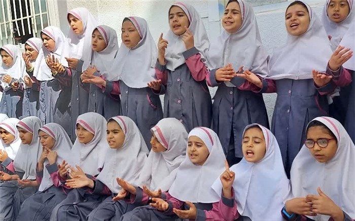 اجرای سرود روزه‌اولی‌ها توسط دانش‌آموزان دبستان پروین اعتصامی  رودهن/فیلم