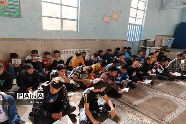 برپایی محفل انس با قرآن در دبیرستان شهید علی تات شهر جوادآباد