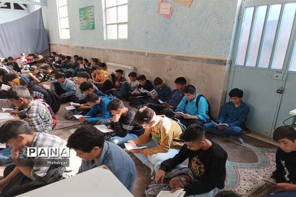 برپایی محفل انس با قرآن در دبیرستان شهید علی تات شهر جوادآباد