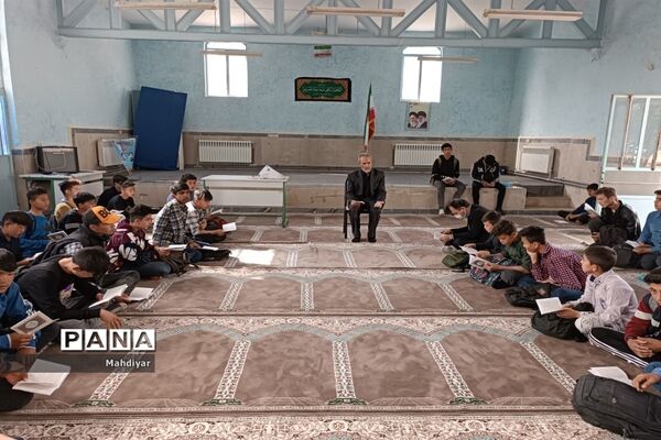 برپایی محفل انس با قرآن در دبیرستان شهید علی تات شهر جوادآباد
