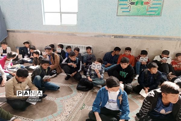 برپایی محفل انس با قرآن در دبیرستان شهید علی تات شهر جوادآباد