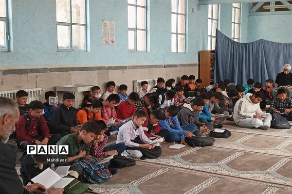 برپایی محفل انس با قرآن در دبیرستان شهید علی تات شهر جوادآباد