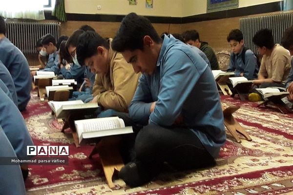 مراسم محفل انس با قرآن و افطاری در مدارس صفادشت