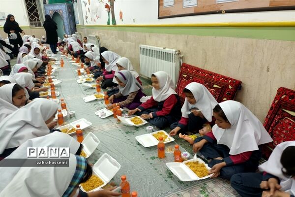 ضیافت افطاری در دبستان شهید نجاتی ابرکوه