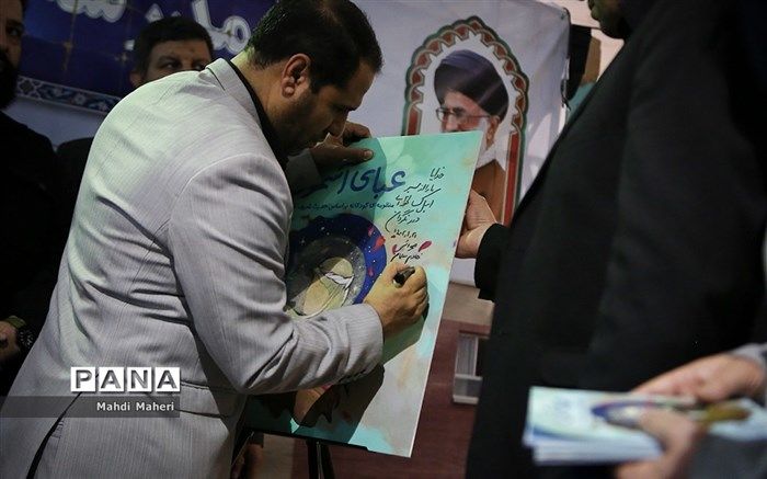 محتوای کتاب «عبای آسمون» باید در مدارس تدریس شود