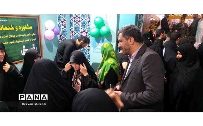 انس با قرآن کریم به هر طریق اولویت دارد