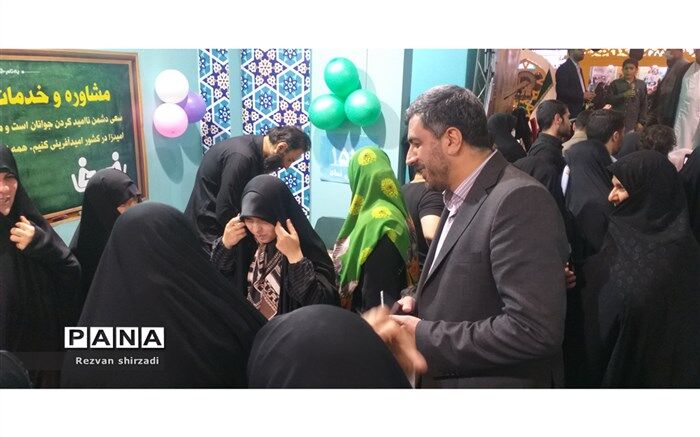انس با قرآن کریم به هر طریق اولویت دارد