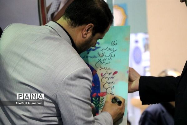 بازدید سرپرست وزارت آموزش و پرورش از غرفه مدرسه‌ای به وسعت ایران