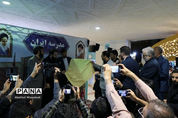 بازدید سرپرست وزارت آموزش و پرورش از غرفه مدرسه‌ای به وسعت ایران