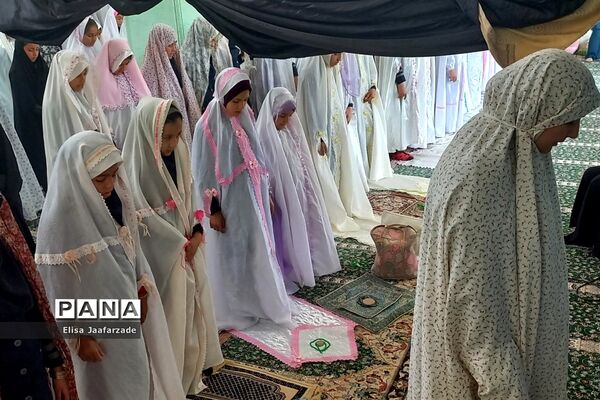 اقامه نماز جماعت دانش‌آموزان دختر دبستانی در مدارس ناحیه 3 شیراز