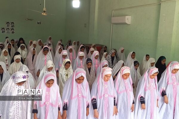 اقامه نماز جماعت دانش‌آموزان دختر دبستانی در مدارس ناحیه 3 شیراز