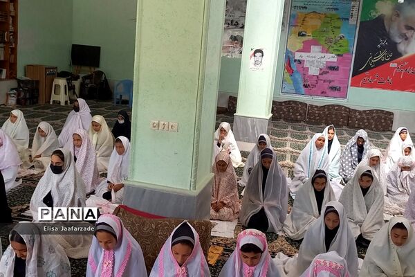 اقامه نماز جماعت دانش‌آموزان دختر دبستانی در مدارس ناحیه 3 شیراز