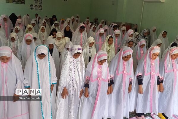 اقامه نماز جماعت دانش‌آموزان دختر دبستانی در مدارس ناحیه 3 شیراز