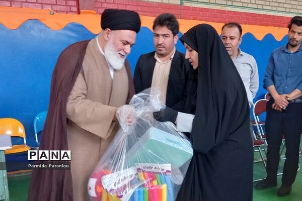 توزیع تجهیزات ورزشی و بهداشتی در مدارس بهارستان‌دو