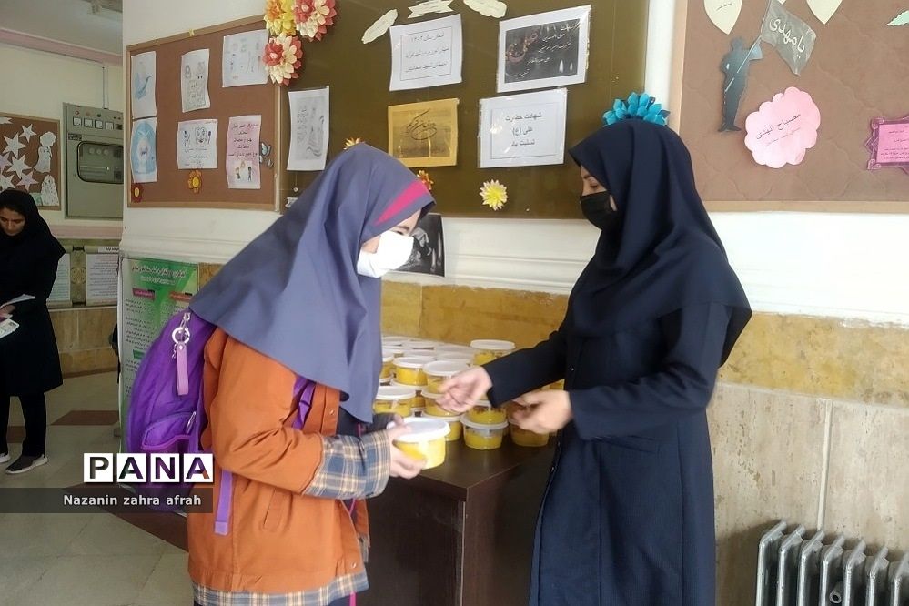 پخش غذای نذری در ماه مبارک رمضان در مدارس رودهن