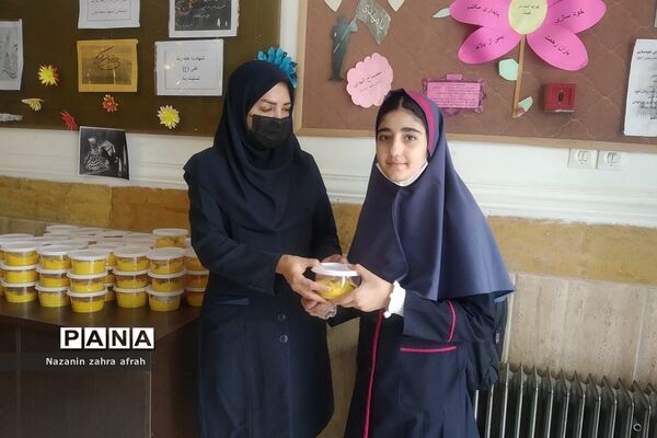 پخش غذای نذری در ماه مبارک رمضان در مدارس رودهن
