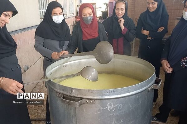 پخش غذای نذری در ماه مبارک رمضان در مدارس رودهن