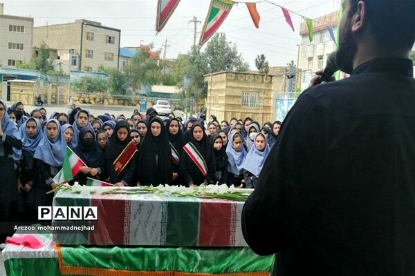 تشیع پیکر شهید گمنام در مدرسه شهدای هسته‌ای قرچک