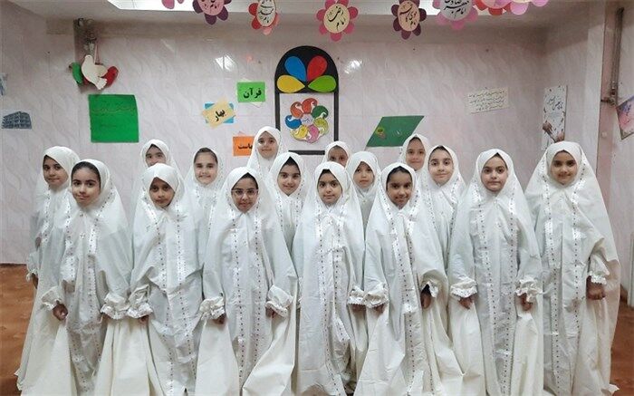 اجرای احساسی سرود روزه‌اولی‌ها توسط دانش‌آموزان دبستان دخترانه سما یک  رودهن/فیلم