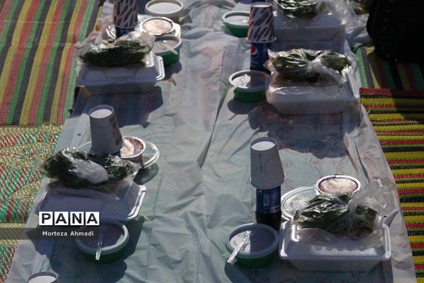 سفره افطاری شب‌قدر در دبستان ام البنین(س) یک ری