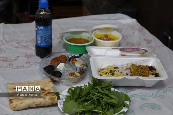 سفره افطاری شب‌قدر در دبستان ام البنین(س) یک ری