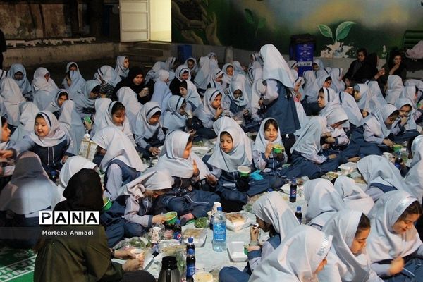 سفره افطاری شب‌قدر در دبستان ام البنین(س) یک ری