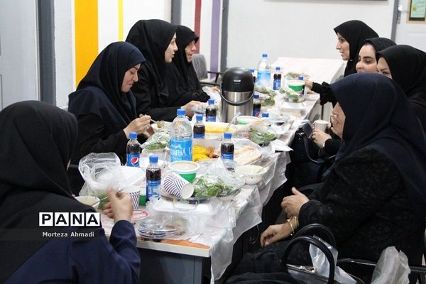 سفره افطاری شب‌قدر در دبستان ام البنین(س) یک ری