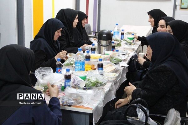 سفره افطاری شب‌قدر در دبستان ام البنین(س) یک ری