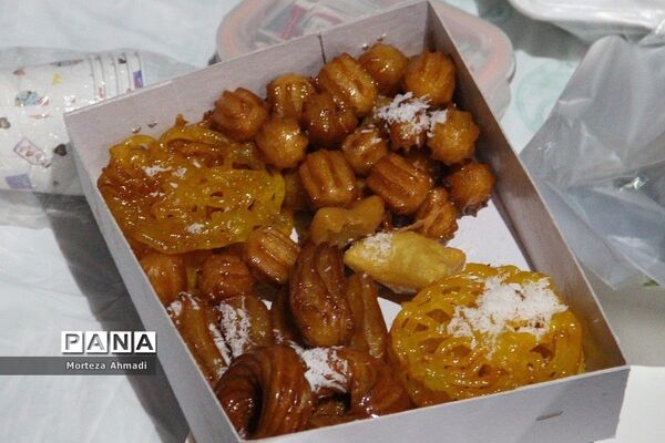 سفره افطاری شب‌قدر در دبستان ام البنین(س) یک ری