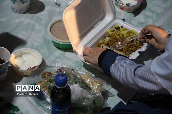 سفره افطاری شب‌قدر در دبستان ام البنین(س) یک ری