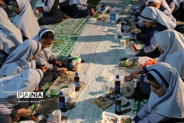 سفره افطاری شب‌قدر در دبستان ام البنین(س) یک ری