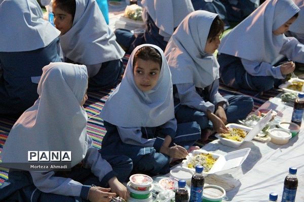سفره افطاری شب‌قدر در دبستان ام البنین(س) یک ری