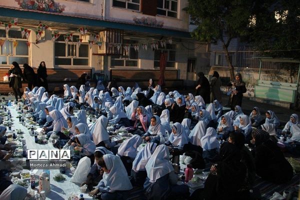 سفره افطاری شب‌قدر در دبستان ام البنین(س) یک ری