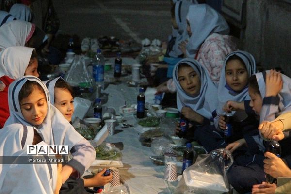 سفره افطاری شب‌قدر در دبستان ام البنین(س) یک ری