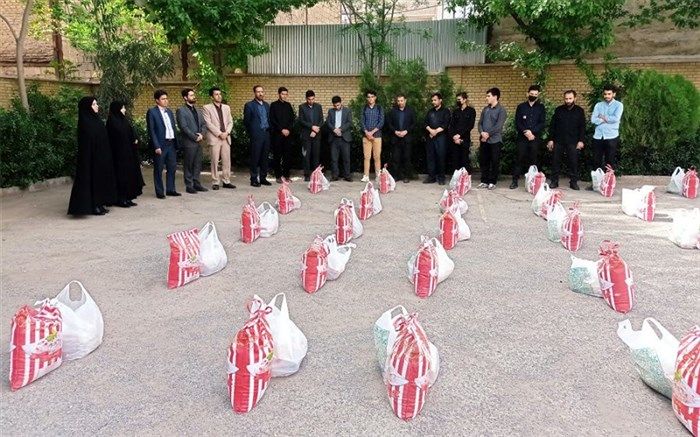 مرحله اول رزمایش همدلی مومنانه و توزیع بسته‌های معیشتی بین خانواده‌های دانش‌آموزان شهرقدسی/ فیلم