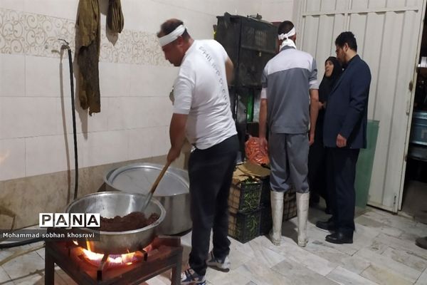 خدمت رسانی به مردم  در گلزار  شهدا  ملارد در شب قدر