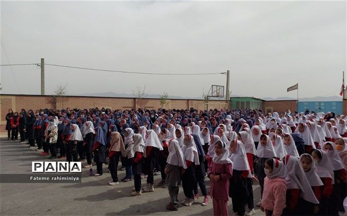 اجرای جمعی سرود روزه اولی‌ها توسط دانش‌آموزان دبستان حضرت زینب(س) رودهن/فیلم