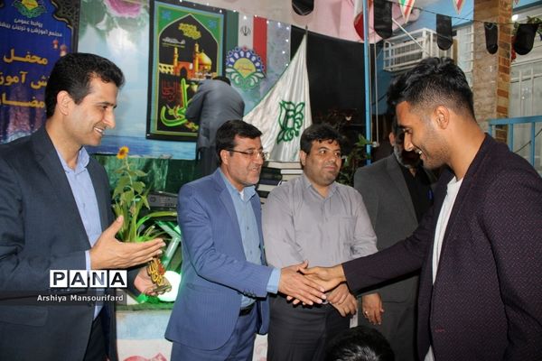 مراسم انس با قرآن  مدرسه پیشتازان بوشهر در شب بیست و یکم ماه رمضان