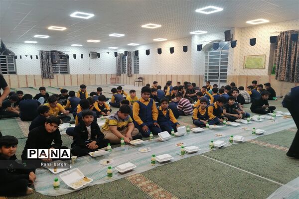 محفل قرآنی و ضیافت افطاری دانش‌آموزان مدرسه شهید دهستانی بافق