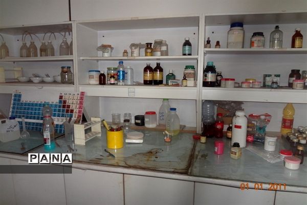 بازدید دانش‌آموزان دبیرستان باهنر ناحیه دو کرج از مجهزترین آزمایشگاه این منطقه