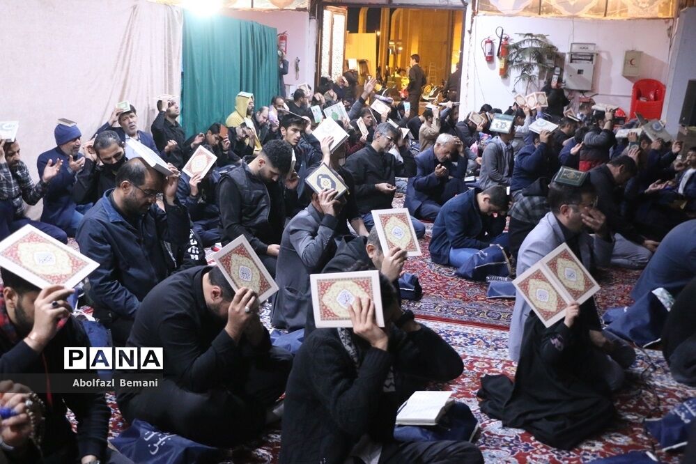 نیایش عاشقانه زائران شهدای گمنام در سومین شب قدر
