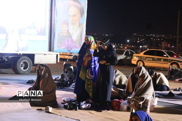نیایش عاشقانه زائران شهدای گمنام در سومین شب قدر