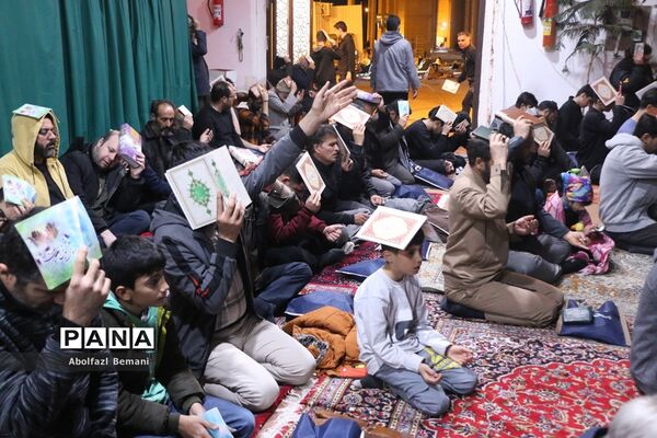 نیایش عاشقانه زائران شهدای گمنام در سومین شب قدر